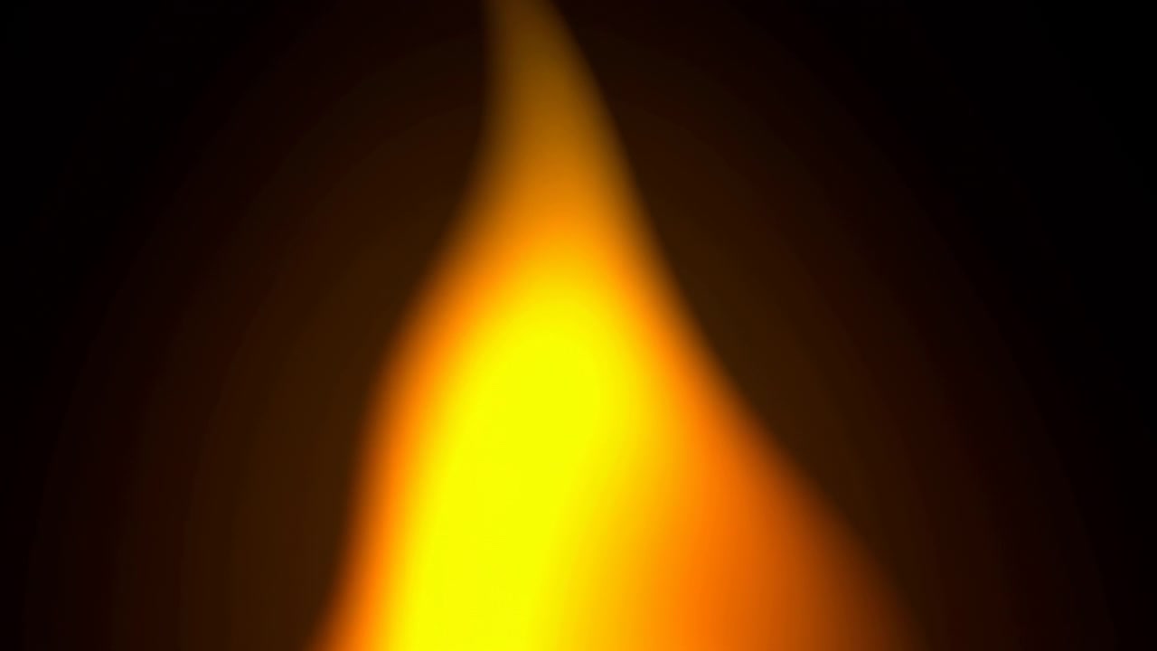 Una fiamma arancione e gialla brillante si alza dal centro inferiore contro uno sfondo scuro, creando un caldo contrasto luminoso con bordi sfumati e morbidi e drammatici