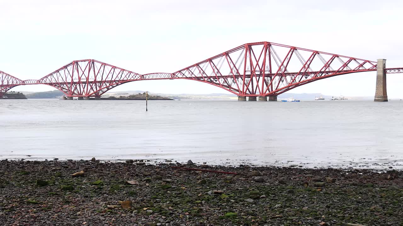 기차가 가로지르는 아이코닉 포스 철도 다리