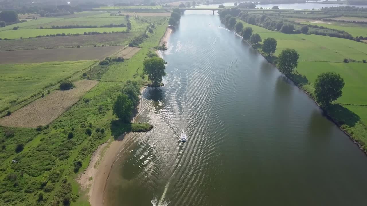 프랑스, 벨기에, 네덜란드에서 흐르는 뫼즈 강의 공중 드론 보기