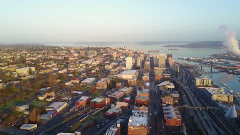 un paisaje deslumbrante en tacoma, washington con diferentes edificios y mar tranquilo durante el amanecer - toma aérea
