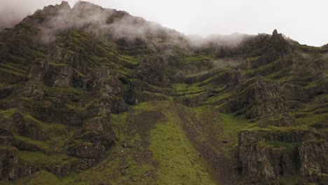 Una-Antena-De-Una-Montaña-Exuberante-En-Un-Día-De-Mal-Humor-En-Islandia