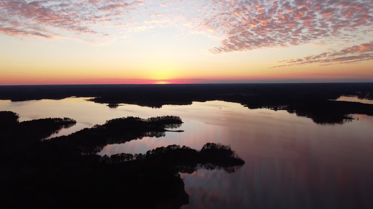Grabación con dron de un atardecer sobre un lago