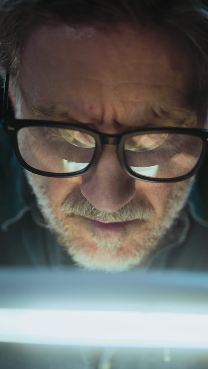 científico examinando un fósil