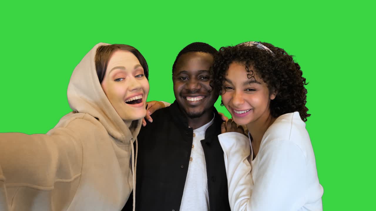 Três amigos felizes de raça mista tirando uma selfie em uma Tela Verde, Chroma Key