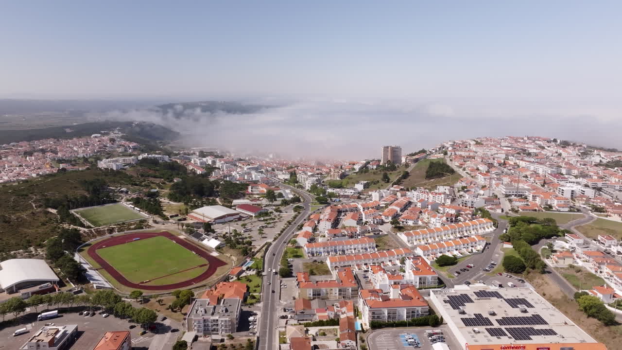 안개 가 가득 한 포르투갈 도시 의 공중 사진