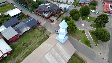 órbita-Aérea-Sobre-La-Iglesia-Patrimonial-De-Dalcahue-En-La-Isla-Grande-De-Chiloé,-Chile