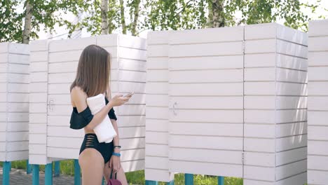 Una-Chica-Con-Una-Morena-De-Pelo-Largo-Se-Encuentra-En-El-Fondo-De-Las-Casetas-De-Playa