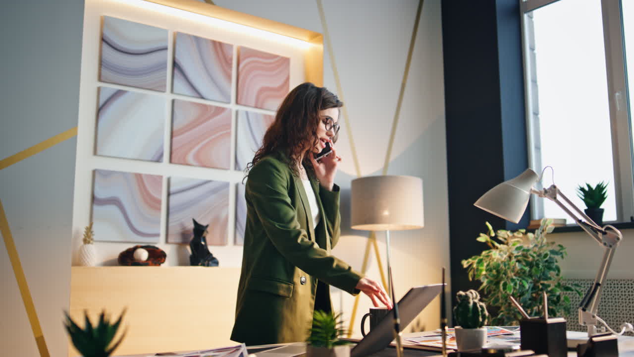 chica gerente comunicando por teléfono en la oficina. mujer de negocios hablando por teléfono