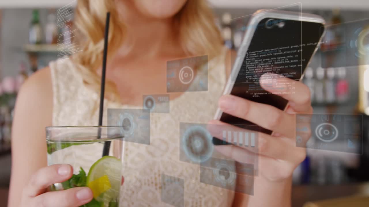 animación de procesamiento de datos contra la sección media de una mujer caucásica disfrutando de una bebida en un bar.
