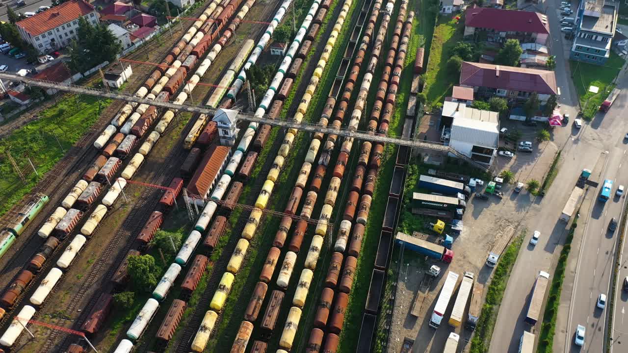 มุมมองทางอากาศของตู้รถไฟที่ถูกทิ้งร้างซึ่งใช้เป็นเรือบรรทุกน้ำมันในเมืองบาทูมิ ประเทศจอร์เจีย
