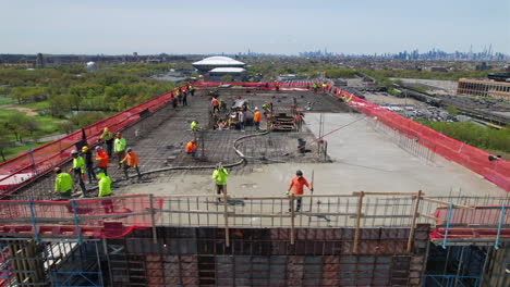 vista panorámica de drones de trabajadores de la construcción con rascacielos