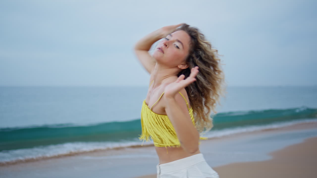 춤을 추는 안무가, 바가에서 움직이는 유연한 몸, 곱슬한 춤추는 여자