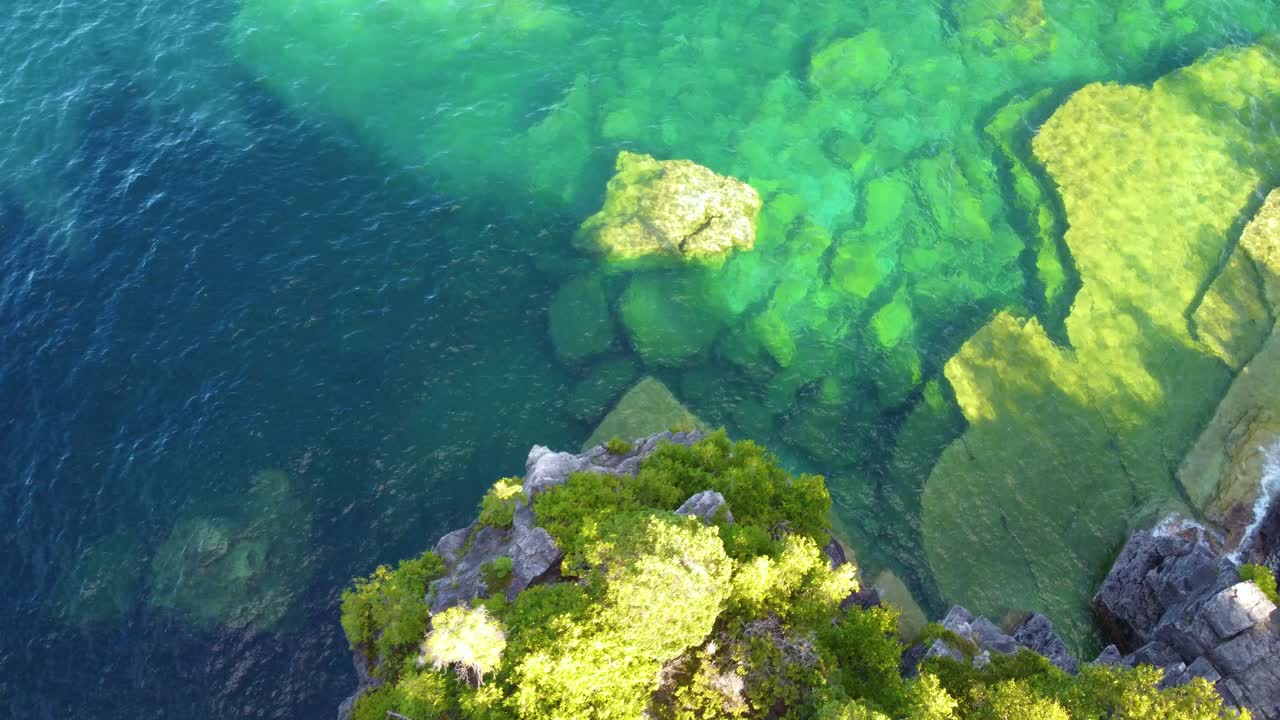 해안 에 있는 바위 에 부 ⁇ 히는 바다 물결 의 위상