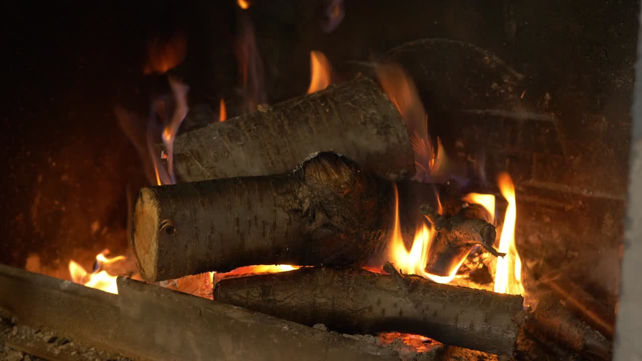 벽난로에 불. 천천히 숲을 피우다