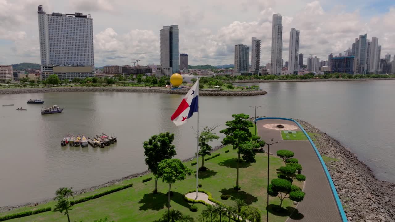 Ripresa aerea orbitale della bandiera di Panama con la città di Panama sullo sfondo