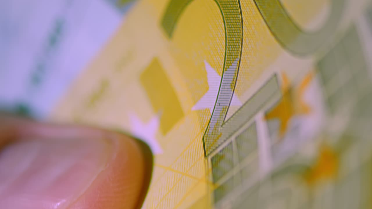 los nuevos billetes de papel de euro en una mirada más cercana.