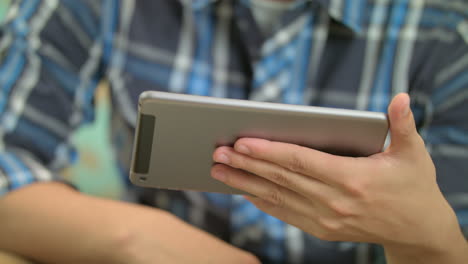 primer plano de un hombre navegando en su tableta 4k