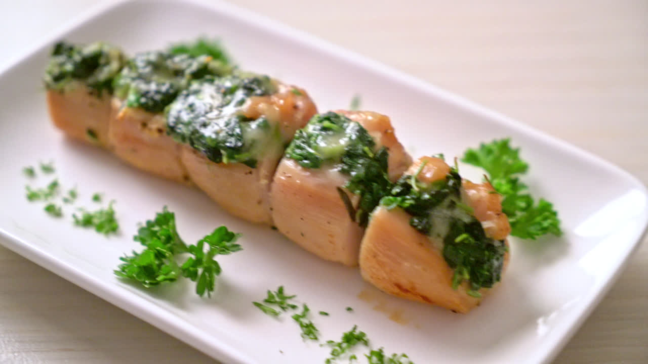 접시에 시금치와 치즈로 채워진 닭 가슴살