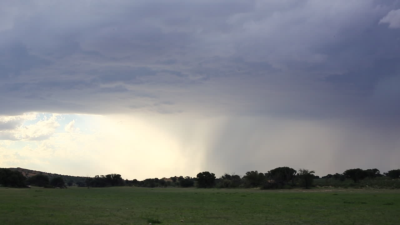 남아프리카의 칼라하리 사막에서 더운 여름에 건물 비와 폭풍우