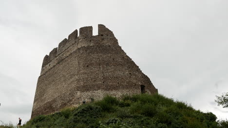 histórico antiguo castillo leuchtenburg cerca del lago kalterer en italia durante el día nublado