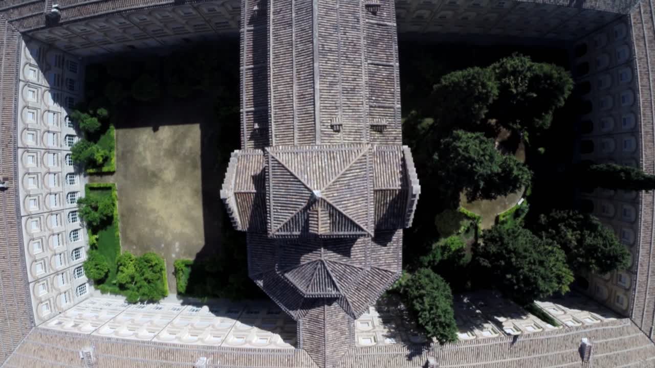 에 있는 오래된 성의 공중 평면도