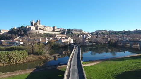 Auto-überquert-Pont-Vieux-Mit-Der-Kathedrale-Von-Béziers-Im-Hintergrund.-Drohnenaufnahme-Aus-Der-Luft