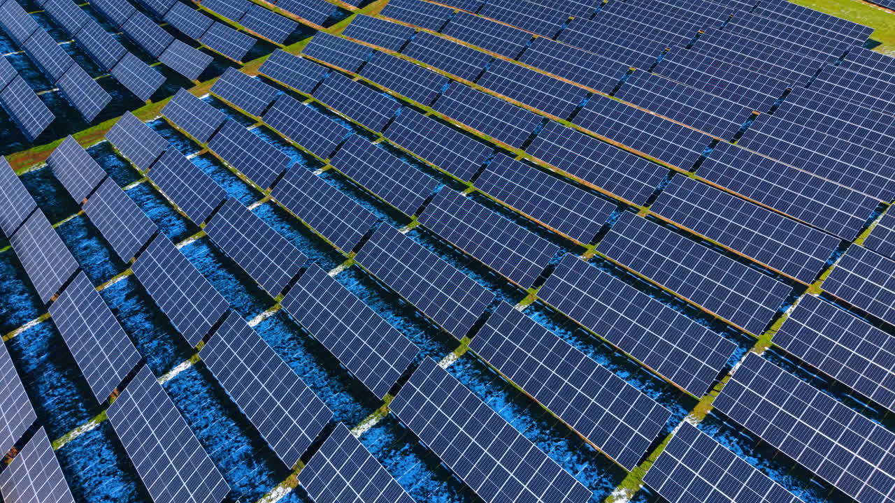 Vista aerea grandangolare di un impianto solare. Scatto prospettico che mostra l'estensione di una grande centrale fotovoltaica su una collina