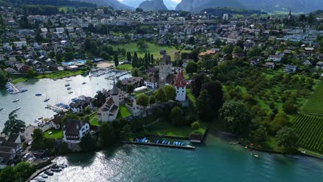 drohnen-aufnahme des schlosses spiez mit dem thun-see im kanton bern in der schweiz