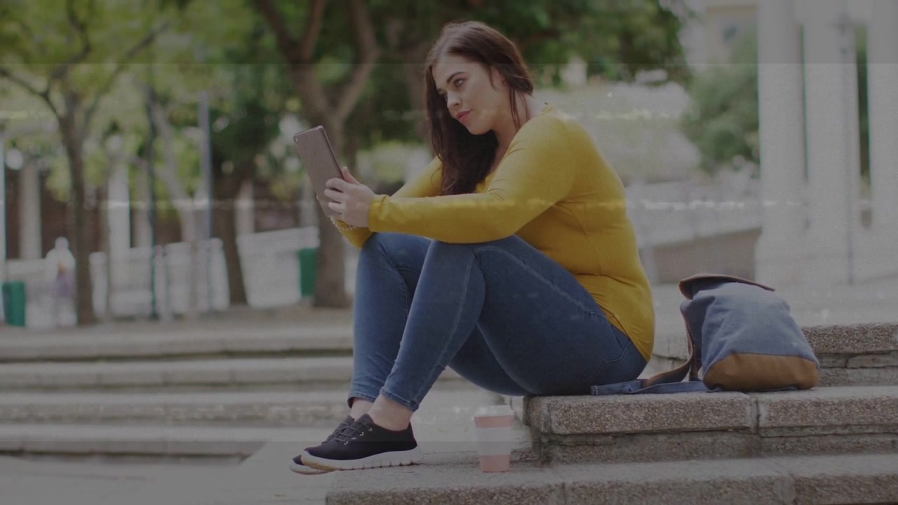 Donna seduta su un gradino in una piazza, che si appoggia e tocca il tablet, generando appunti di studio animati.