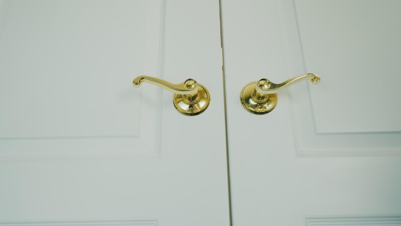 不可辨认的女人穿着白色的房子外套在门上挂着一个标志不要打扰