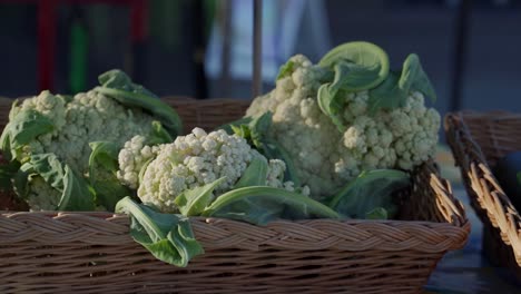 Blumenkohl-Auf-Dem-örtlichen-Bauernmarkt