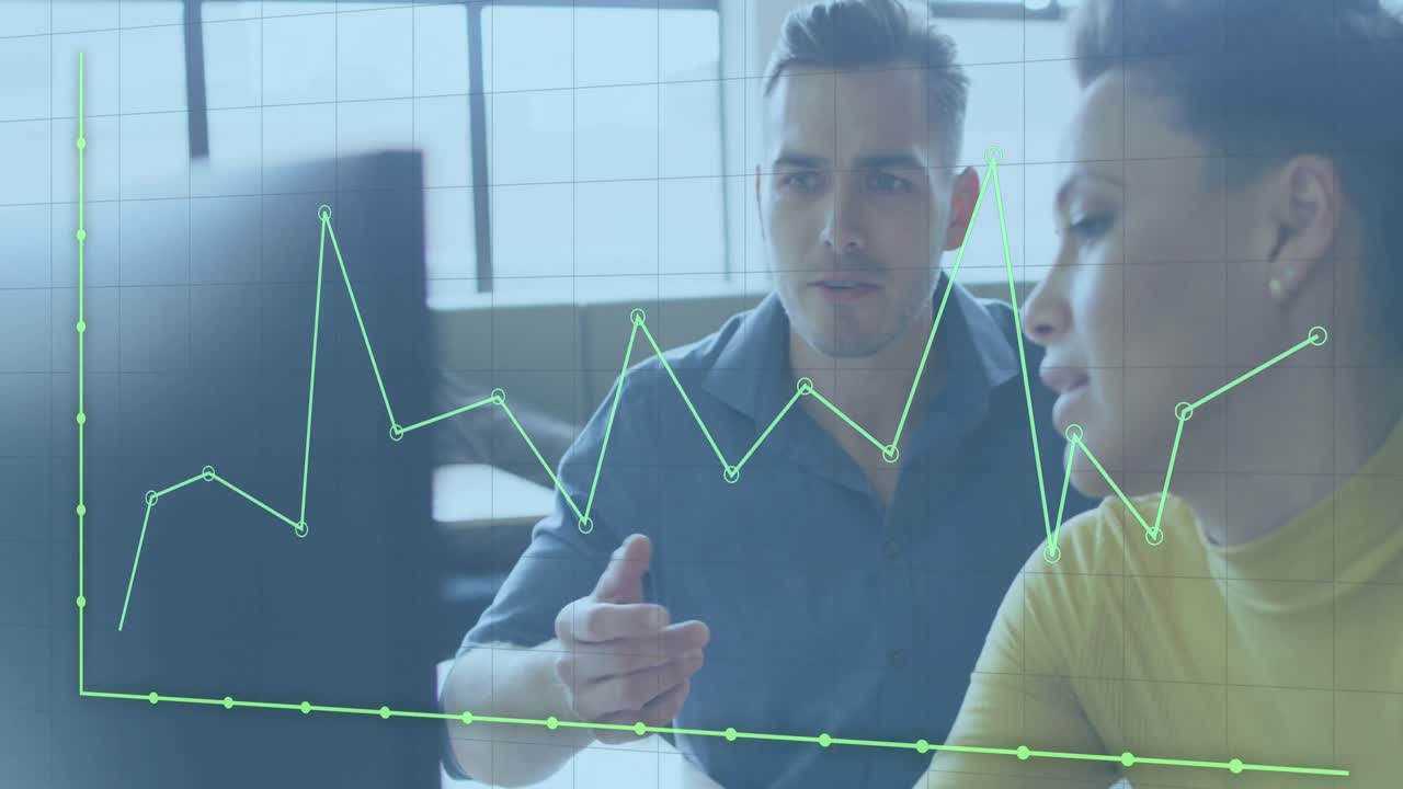 animación del procesamiento de datos financieros sobre diversas personas de negocios discutiendo el trabajo en la oficina