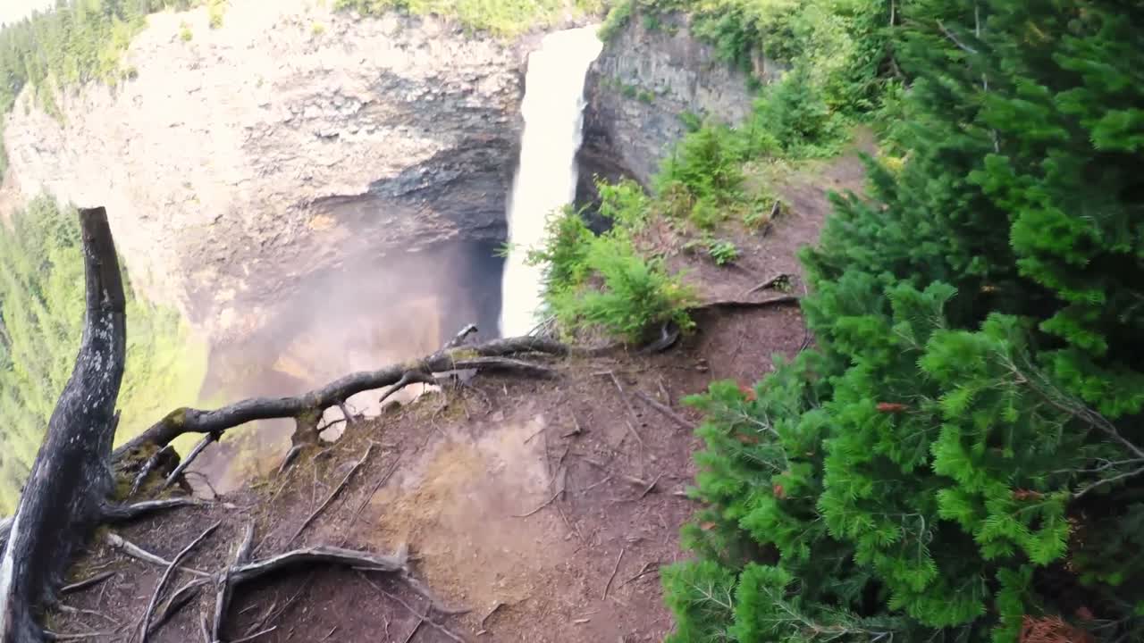 hermosa cascada que cae desde el acantilado 4k