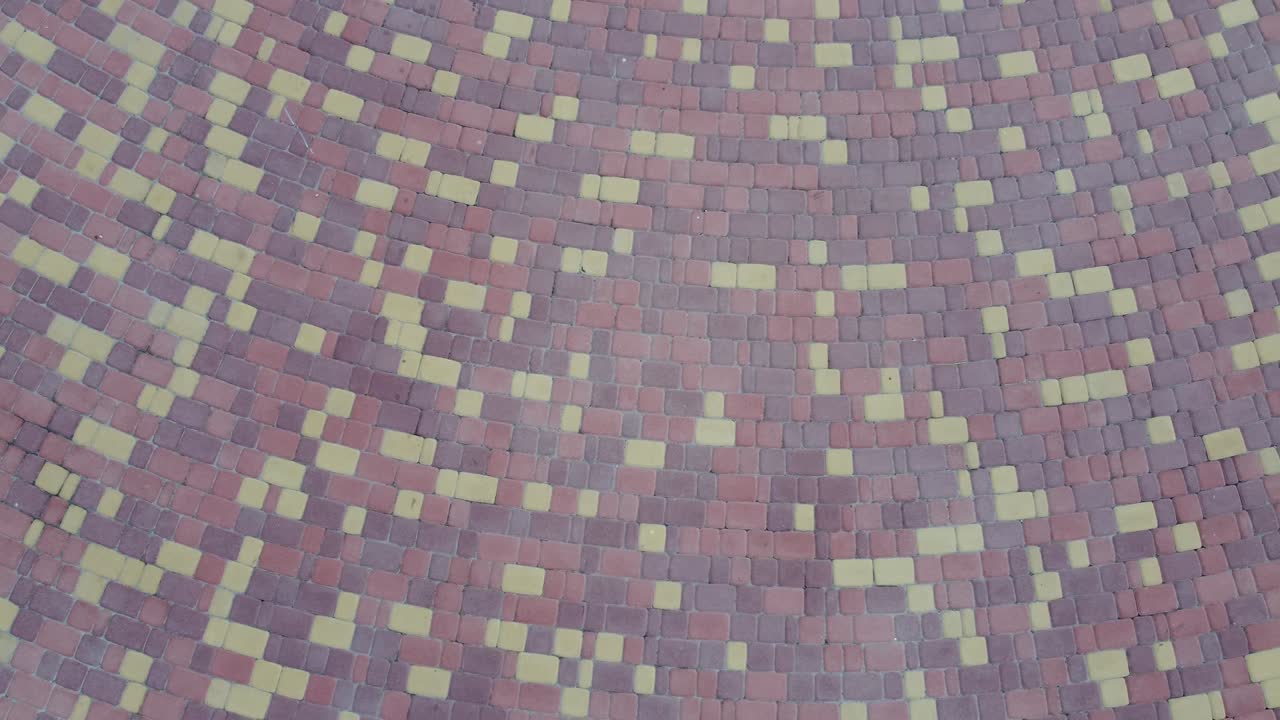 se mueve en el camino de pavimentación de piedra en la ciudad vieja. paseo con adoquines, piedra rectangular y extraída. fondo de adoquines.