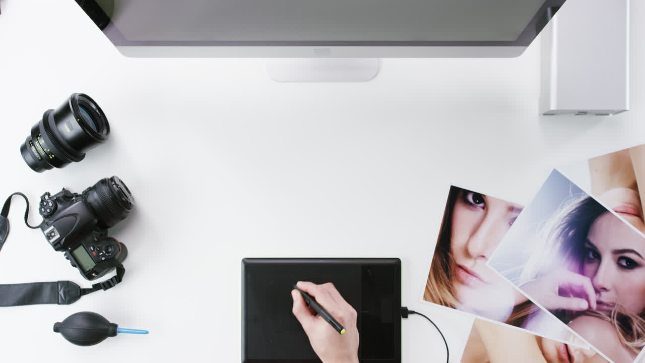 vista superior fotógrafo diseñador gráfico manos trabajando en el escritorio desde arriba - dragón épico rojo