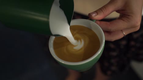 Professionelle-Barista-Macht-Rosetta-In-Cappuccino---Nahaufnahme