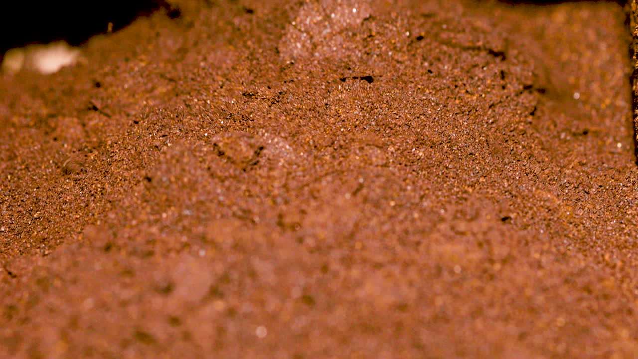 볶은 커피가 신선하게 분쇄되고 있습니다.