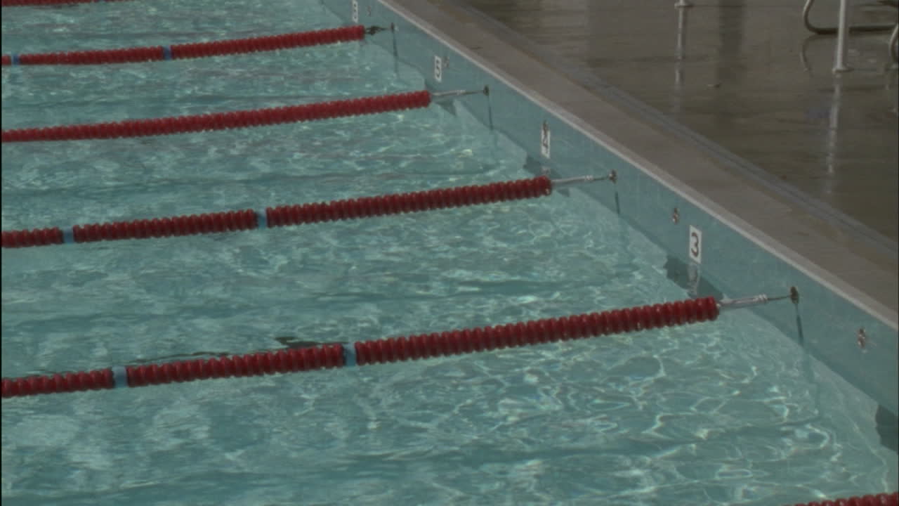 수영하는 사람이 수영장 가장자리에 도달하면 돌아서 다시 수영을 시작합니다.