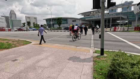 personas que cruzan la calle en el cambio de señal de tráfico