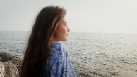 una mujer mirando al océano.