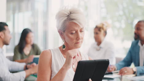 Mujer-De-Negocios-Senior,-Tableta