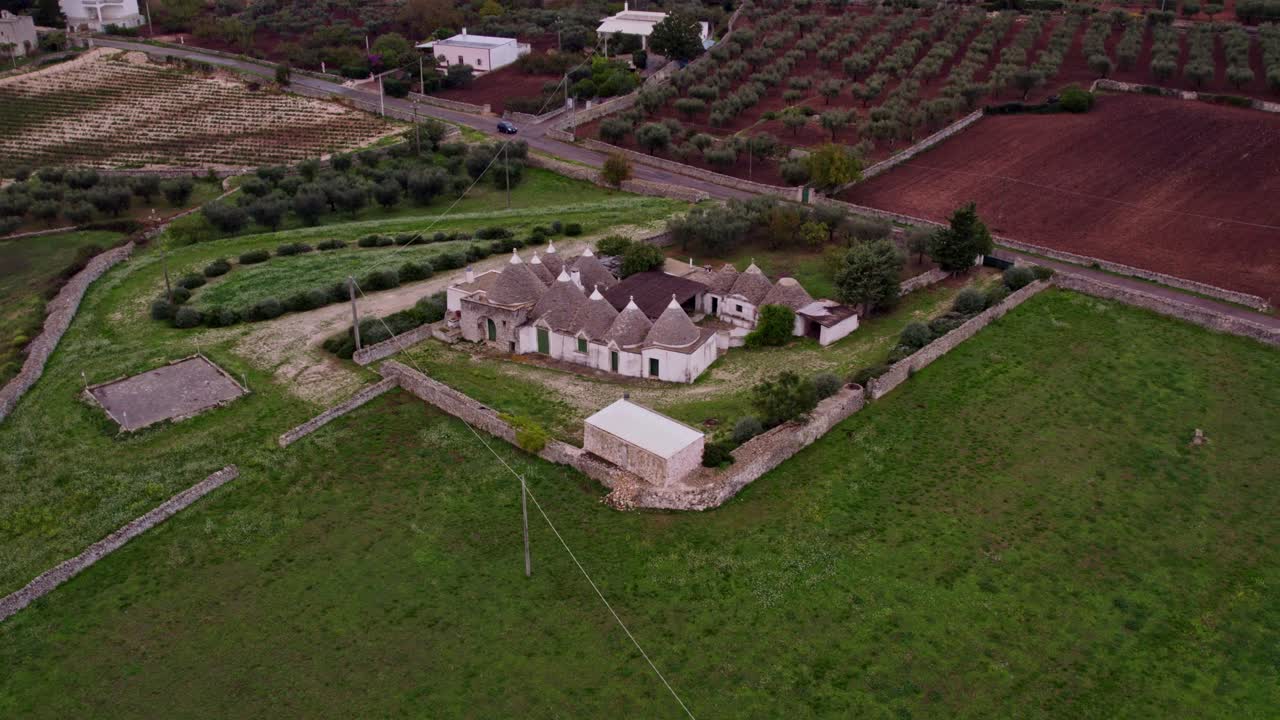 Trullo storico in pietra in un tranquillo ambiente di campagna