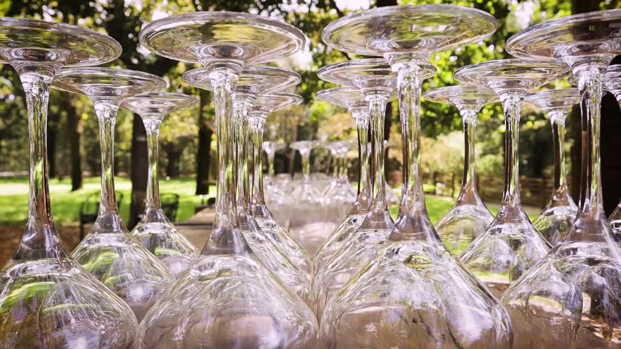 Taças empilhadas em uma recepção de casamento.