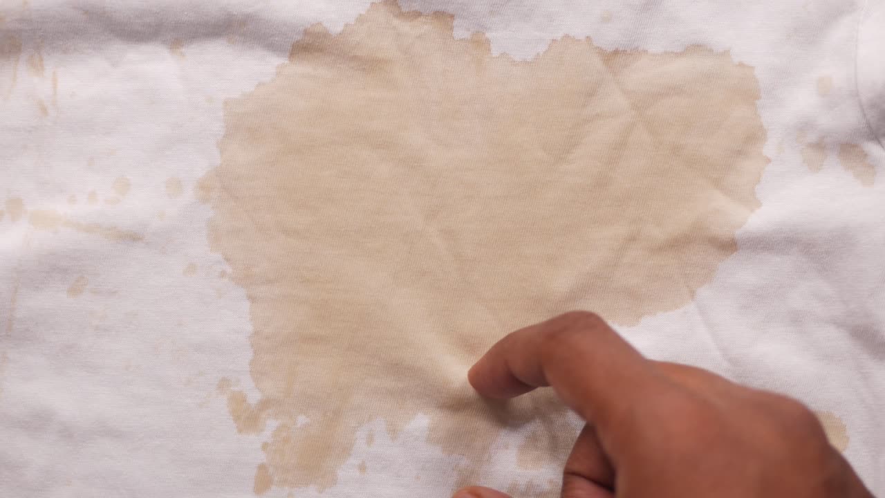 mancha de café en una camisa blanca