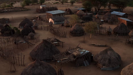 volar sobre el tranquilo pueblo de la tribu karo en el valle inferior del omo, etiopía