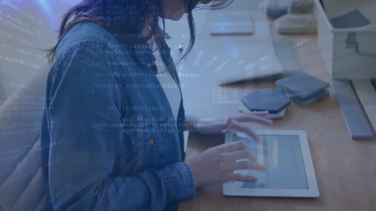 animación del procesamiento de datos sobre una mujer de negocios caucásica que usa una tableta