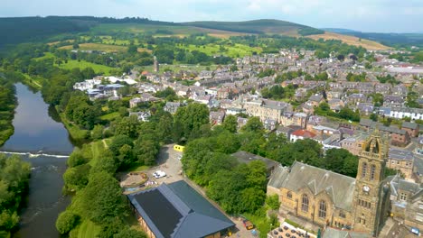 Luftdrohnenaufnahme,-Die-über-Der-Stadt-Peebles-An-Der-Schottischen-Grenze-Schwenkt