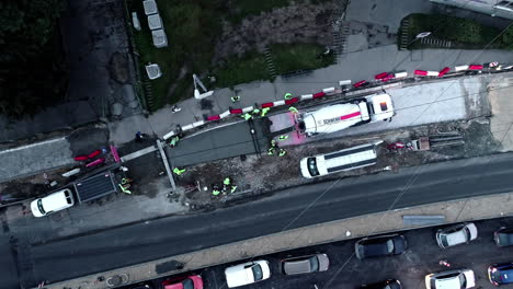 straßenerneuerungsarbeiten laufen mit betonmischer und arbeitern bei der arbeit