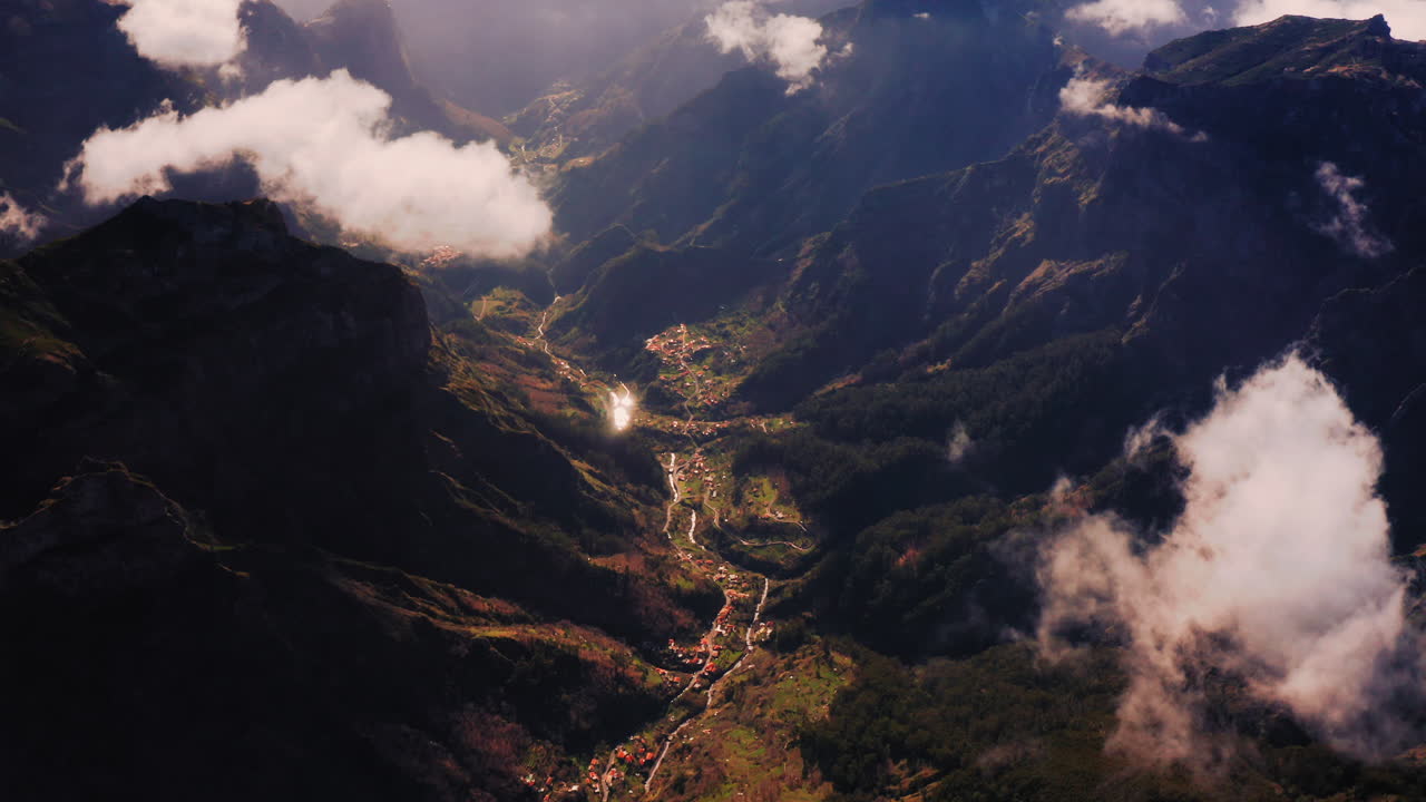vista aérea de drones con vistas a un valle entre montañas, en pico do arieiro, madeira