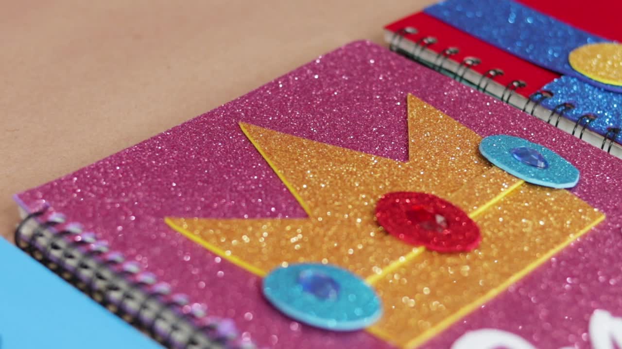 Copertina di quaderno rosa artigianale con spirale, primo piano